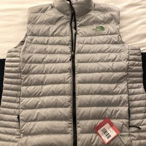 NWT! North Face Puffer Vest - Glacier Gray. Men’s Large.